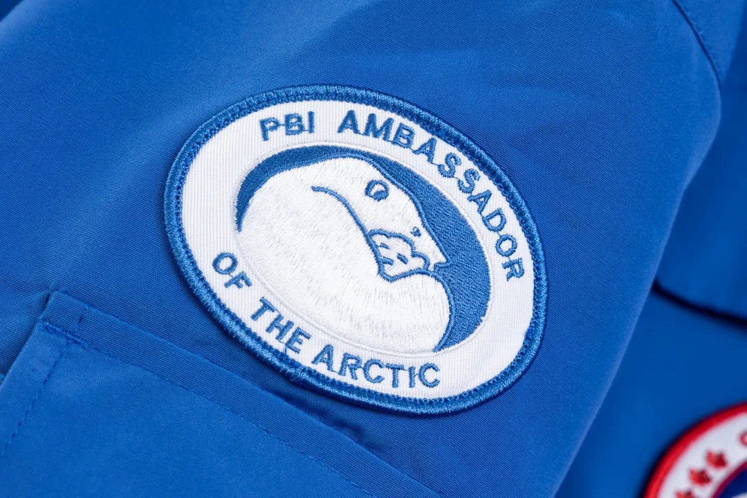 P820 (Top wolf fur version delivery handbag) Canada Goose Canada Goose #Expedition expedition parka classic down jacket ➖ Imported 21-count polyester-cotton blended original fabric [last year’s 16-count/18-count hard fabrics have been completely eliminated, this year all use 21-count genuine synchronous fabrics, the soft mid-band feels delicate and textured], genuine synchronous Feather-Light 10D waterproof coated fabric, made of 84.5% polyester fiber and 15.5% cotton, 100% the best feel in the entire network! ➖ The genuine official website uses the national standard 80 white duck down, and will never be misled by false claims such as 90 down or goose down! ➖ Using the best nylon lining with double double-layer sealing design, velvet-proof No. 7 needle + grid-filled down ready-made garments, there is 100% no so-called velvet running! ➖ The cuffs are designed with thickened seamless threads, and the collar and pockets are lined with top-quality polar fleece to keep you warm and comfortable! ➖ Yoshida YKK provides original custom-made electroplated sliders. YKK two-way lockable zippers are tight and smooth and will not peel off paint! ➖ 3M composite guarantees that the Velcro is the same as the original, durable, and all accessories and hardware are custom-made! ➖ Imported BEHRINGER embroidery machine to customize the 10,000-needle embroidery logo, 98% of which can be reproduced to restore the original logo. You can check and compare on the official website! ➖ The fur collars are all made of large pieces of Western Canadian blue wolf hide, ensuring that each fur collar is 13-15cm wide!